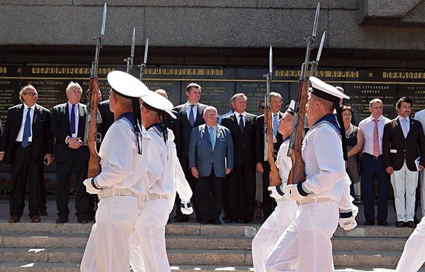 Francuska delegacja z zadowoleniem odbierała defiladę w Sewastopolu 24 lipca 2015 r.