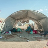 Uchodźcy śpią całymi rodzinami w małych namiotach. Brakuje im dosłownie wszystkiego