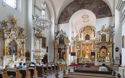 Wnętrze kościoła utrzymane jest w stylu barokowym