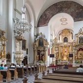 Wnętrze kościoła utrzymane jest w stylu barokowym
