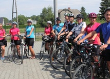 Ekipa rowerzystów ks. Zygmunta Mizi w drodze powrotnej ze wschodniej Polski