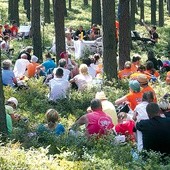 W pielgrzymkowych wspomnieniach bardzo często pojawia się mowa o pięknie Eucharystii sprawowanej w lesie 