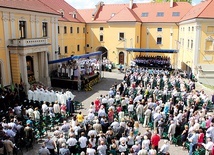 Eucharystia tego dnia sprawowana jest na dziedzińcu Starego Opactwa