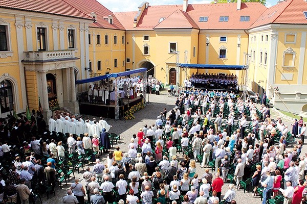 Eucharystia tego dnia sprawowana jest na dziedzińcu Starego Opactwa