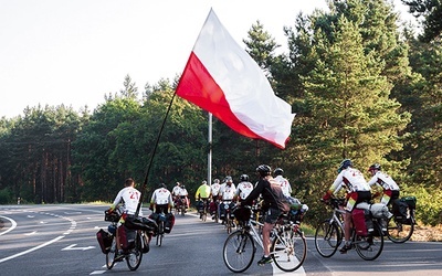 NINIWA Team pokonuje pierwsze metry wyprawy „Radość Życia”. Jak co roku przewodnikiem grupy jest oblat o. Tomasz Maniura OMI