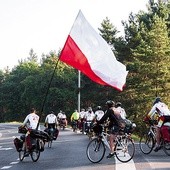 NINIWA Team pokonuje pierwsze metry wyprawy „Radość Życia”. Jak co roku przewodnikiem grupy jest oblat o. Tomasz Maniura OMI