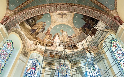 Niemal kompletna scena Ostatniej Wieczerzy na sklepieniu nad prezbiterium. Potężny fresk jest interpretacją słynnego obrazu Leonarda da Vinci