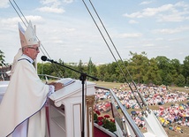   Zwieńczeniem pielgrzymowania była Msza św. na wałach jasnogórskich. Przewodniczył jej abp Wiktor Skworc