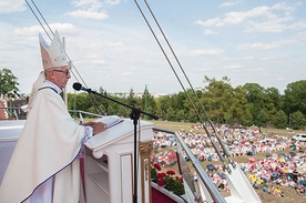   Zwieńczeniem pielgrzymowania była Msza św. na wałach jasnogórskich. Przewodniczył jej abp Wiktor Skworc