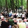  W lesie na Złotej Górce wokół kaplicy modliły się tysiące ludzi 