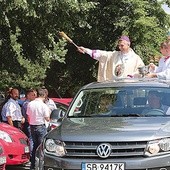  Kierowców i pojazdy w Rychwałdzie błogosławił bp Roman Pindel