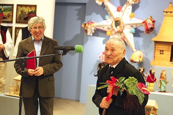  Józef Hulka podczas wernisażu wystawy „Dwa światy”. Z lewej kurator Zbigniew Micherdziński