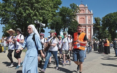  Skrzatusz, 1 sierpnia: Wyjście grup na trasę pielgrzymki