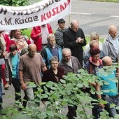  Pielgrzymi wspinali się na Górę Chełmską w duchu pokutnym, rozważając mękę Chrystusową