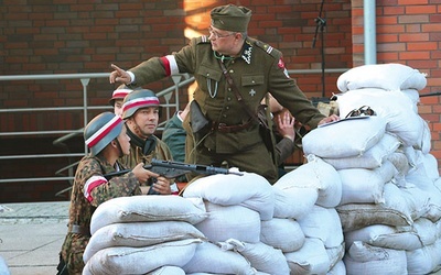 Inscenizacja na rynku starego miasta w Elblągu przedstawiała historię zgrupowania Chrobry II