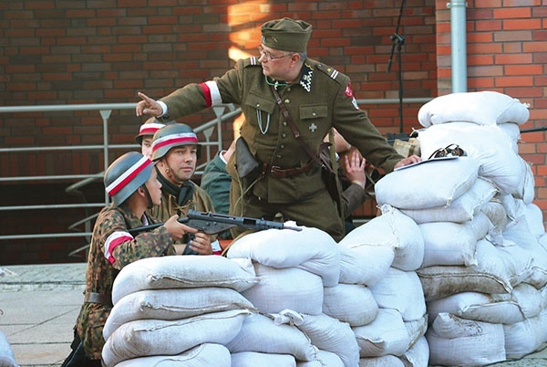 Inscenizacja na rynku starego miasta w Elblągu przedstawiała historię zgrupowania Chrobry II