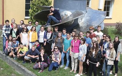  Uczestnicy międzynarodowego obozu ekologicznego odwiedzili elektrownię wodną w Dychowie