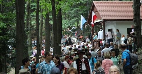 Ponad 3 tys. pielgrzymów modliło się przy kaplicy na Trzonce