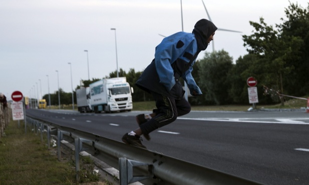 Uchodźcy się włamują, a transportowcy płacą