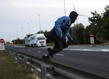 Uchodźcy się włamują, a transportowcy płacą