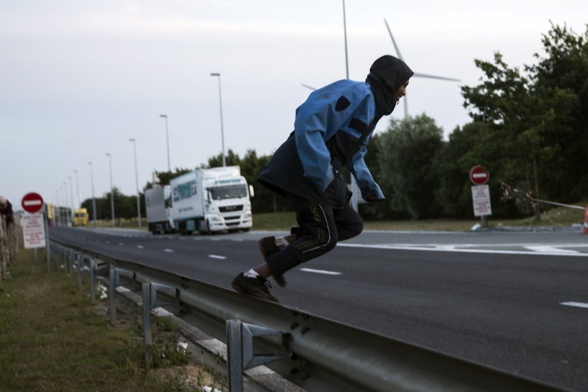 Uchodźcy się włamują, a transportowcy płacą