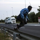 Uchodźcy się włamują, a transportowcy płacą