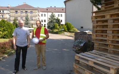 Poranna narada. Od lewej: ks. Mariusz Wincewicz i Grzegorz Bogusz