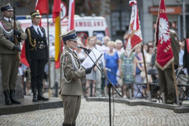 Przed Pomnikiem ofiar na Woli