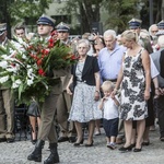 Przed Pomnikiem ofiar na Woli