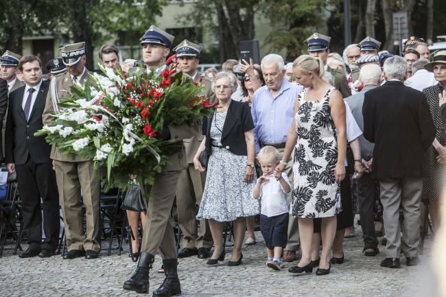 Przed Pomnikiem ofiar na Woli