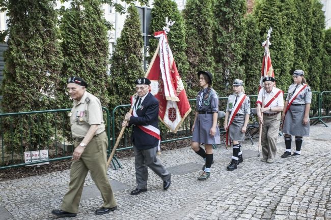 Przed Pomnikiem ofiar na Woli