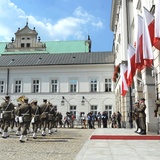 Przed Pałacem Prezydenckim