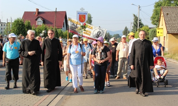 Wraz z pielgrzymami wyruszyli m.in. proboszczowie andrychowskich parafii: ks. prał. Stanisław Czernik i ks.kan. Jan Figura