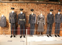 Za mundurem turyści sznurem