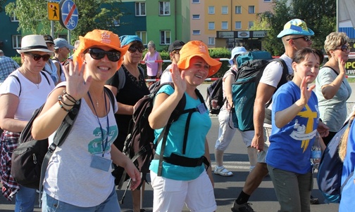 Oświęcimscy pielgrzymi przechodzą przez centrum miasta, żegnani przez rzesze mieszkańców