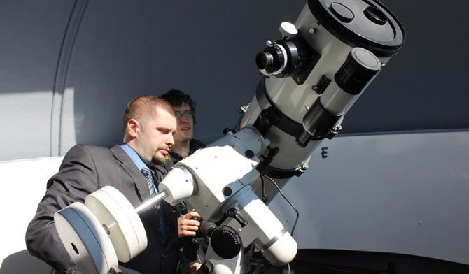 Niebo nad Sopotnią będzie można oglądac także dzięki nowopowstałemu Obserwatorium Astronomicznemu na dachu miejscowej szkoły