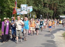 Pątnicy ruszają na szlak po kolejnym z odpoczynków