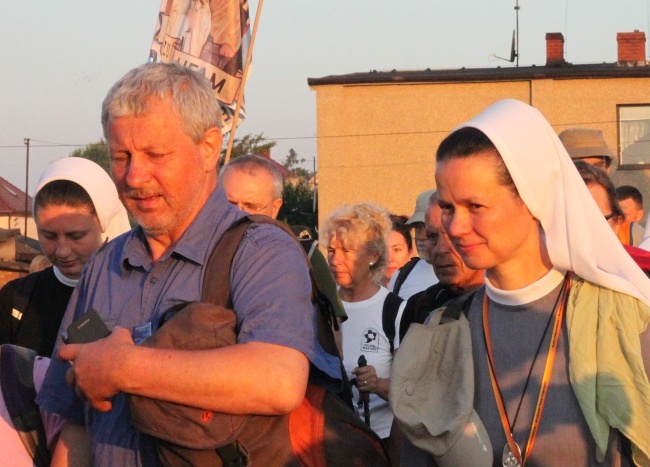 Z Borek Wielkich w stronę lasu za Dąbrową