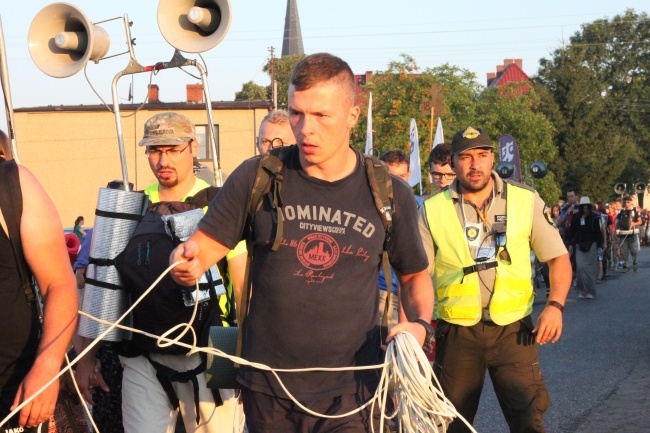 Z Borek Wielkich w stronę lasu za Dąbrową