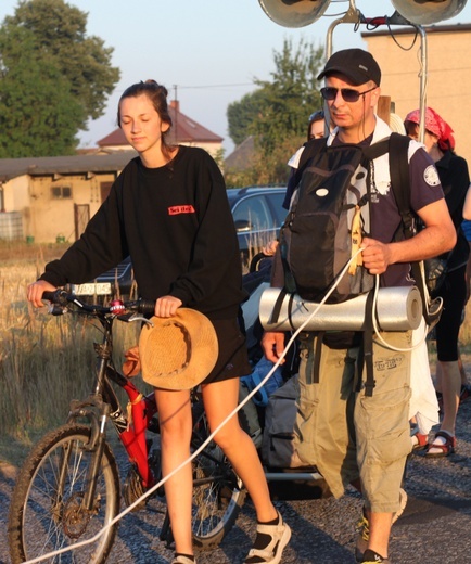 Z Borek Wielkich w stronę lasu za Dąbrową