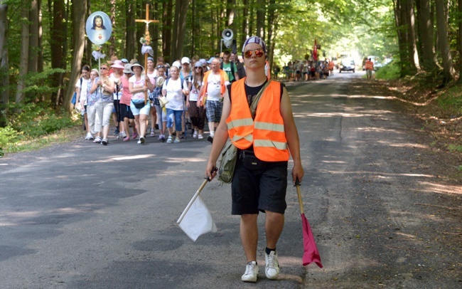 Starachowicka kolumna pieszej pielgrzymki diecezji radomskiej