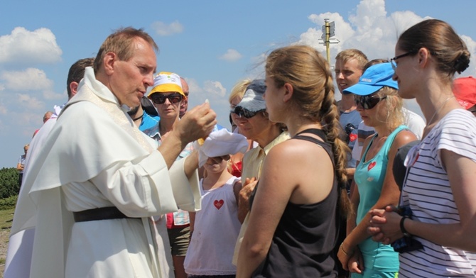 Uczestnicy spotkania na Pilsku przyjmowlali Ciało i Krew Jezusa po tym, jak zdecydowanie powiedzieli mu swoje "tak"