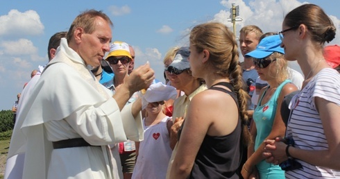 Uczestnicy spotkania na Pilsku przyjmowlali Ciało i Krew Jezusa po tym, jak zdecydowanie powiedzieli mu swoje "tak"