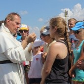 Uczestnicy spotkania na Pilsku przyjmowlali Ciało i Krew Jezusa po tym, jak zdecydowanie powiedzieli mu swoje "tak"