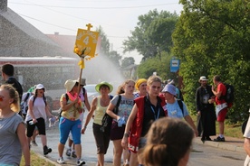 W wielu punktach trasy strażacy zadbali o schłodzenie pielgrzymów