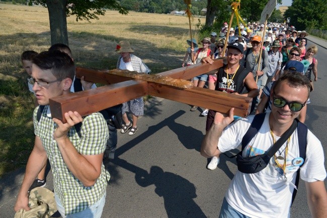 Pątnicy doskonale rozumieją, że pielgrzymka to także dźwiganie krzyża