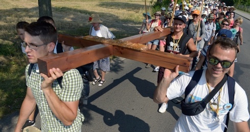 Pątnicy doskonale rozumieją, że pielgrzymka to także dźwiganie krzyża