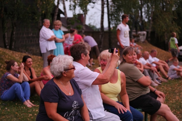 Na Jasną Górę młodzi pielgrzymi idą tańcząc