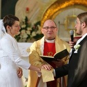 Pielgrzymkowe sakramentalne "tak" Paulina i Norbert powiedzieli sobie w obecności ks. Stanisława Joneczki