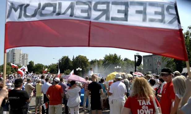 Prezydent może dodać pytania do referendum